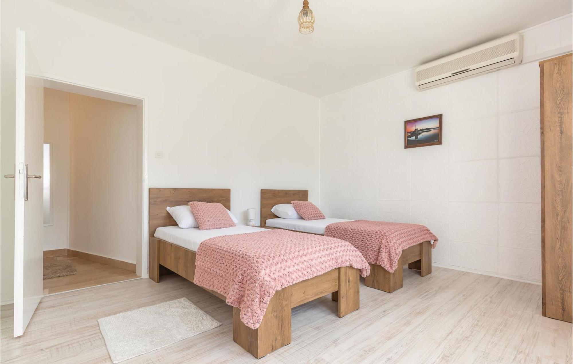 Beautiful Apartment In Metkovic With Kitchen Exterior photo